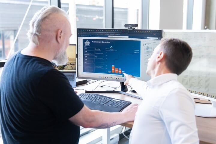 Femme animant un atelier